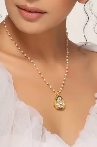 Gold tone pendant with chain