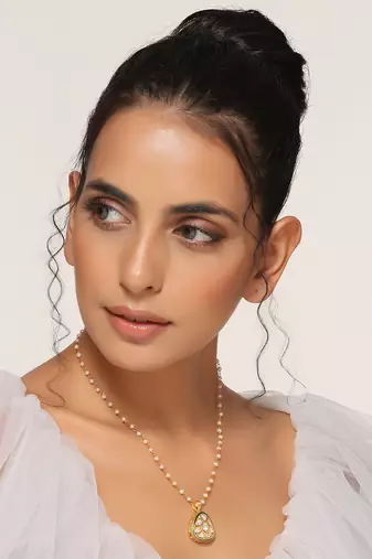 Gold tone pendant with chain