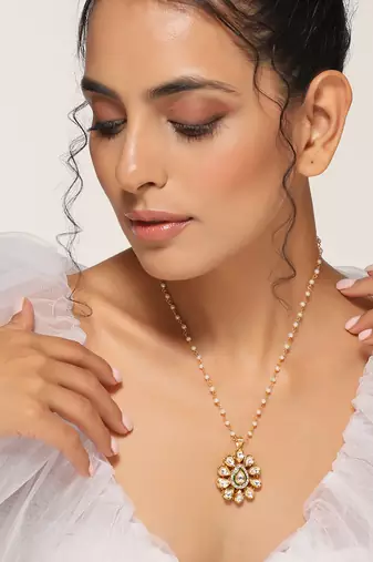 Gold kundan pendant with chain