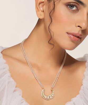 Gold tone kundan pendant with chain 3