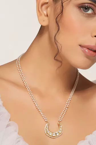Gold tone kundan pendant with chain