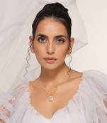 Green gold tone kundan pendant with chain