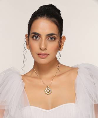 Gold tone kundan pendant with chain 1