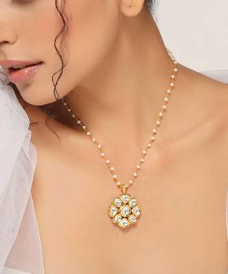 Gold tone kundan pendant with chain 2