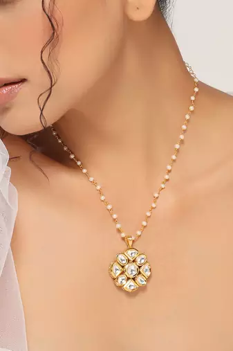 Gold tone kundan pendant with chain