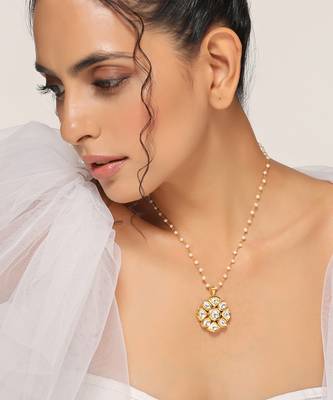 Gold tone kundan pendant with chain 3