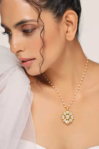 Gold tone kundan pendant with chain