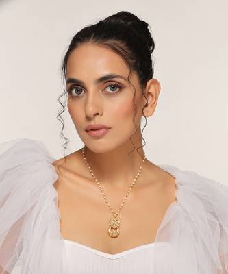 Gold tone kundan pendant with chain 1