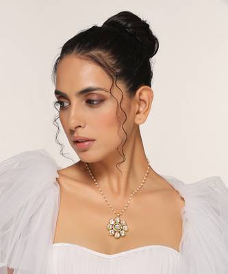 Gold tone kundan pendant with chain 1
