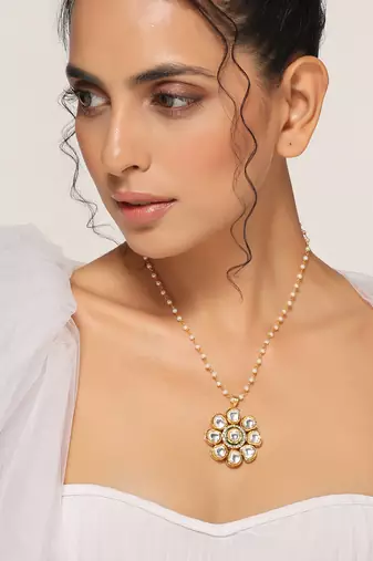 Gold tone kundan pendant with chain
