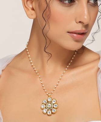 Gold tone kundan pendant with chain 3