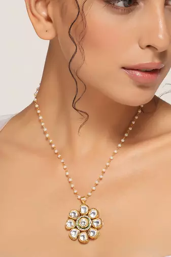 Gold tone kundan pendant with chain