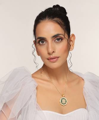 Green gold tone kundan pendant with chain 1