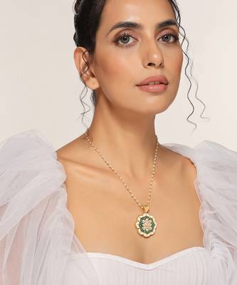 Green gold tone kundan pendant with chain 2