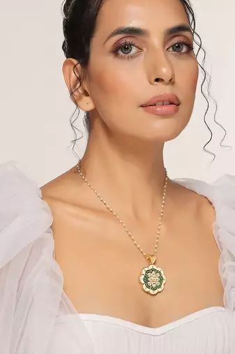 Green gold tone kundan pendant with chain
