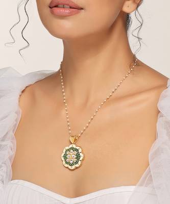 Green gold tone kundan pendant with chain 3