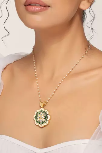 Green gold tone kundan pendant with chain