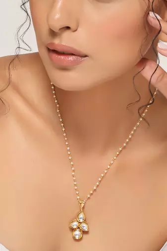 Gold tone kundan pendant with chain
