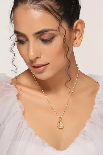 Gold tone kundan pendant with chain