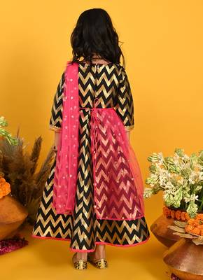 Saka Designs Girls Jacquard Gown With Attached Dupatta - Black & Magenta 5