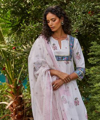 White modish classic kurta set 4