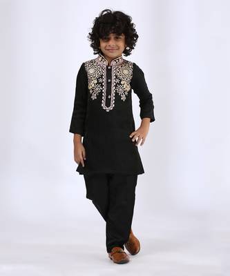 Black embroidered kurta set 1