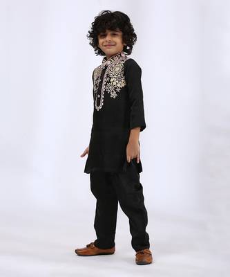 Black embroidered kurta set 3