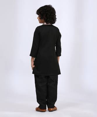 Black embroidered kurta set 4