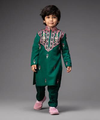 Emerald green embroidered kurta set 1
