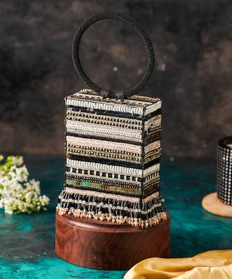 Black ring shone clutch 1