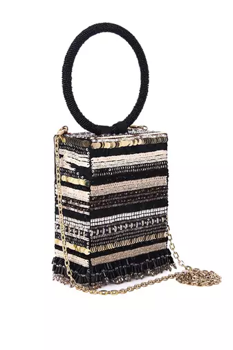 Black ring shone clutch
