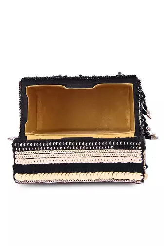Black ring shone clutch