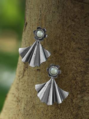 Women silver-plated oxidized leaf shape classic earrings 1