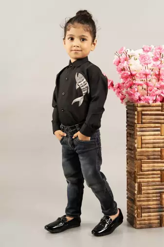 Black hand fish embroidery full shirt