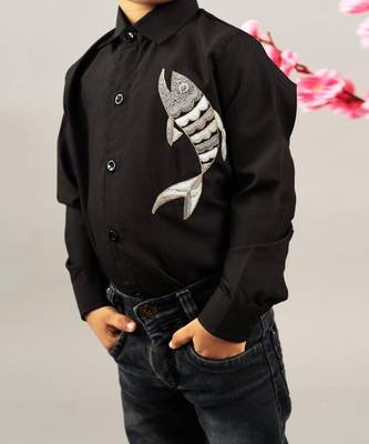 Black hand fish embroidery full shirt 4
