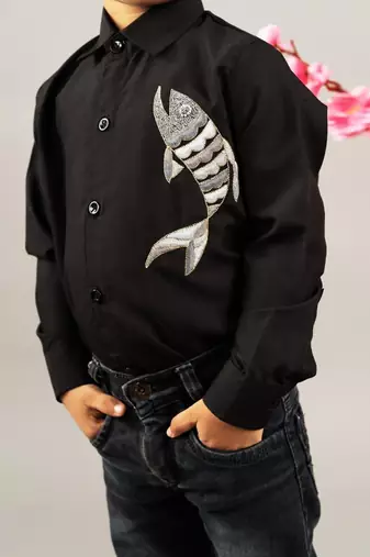 Black hand fish embroidery full shirt