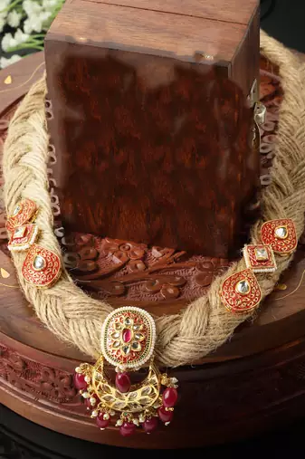 Pink & red haar necklace with kundan & pearls
