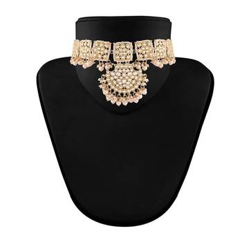 Traditional pearl kundan studded choker jewellery necklace set with maang tikka for women 2