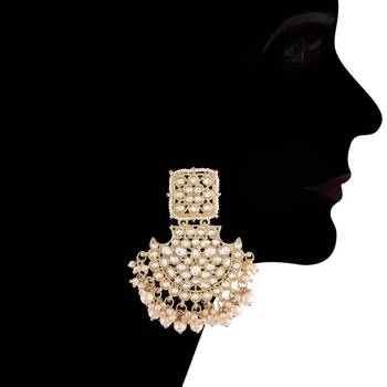 Traditional pearl kundan studded choker jewellery necklace set with maang tikka for women 3