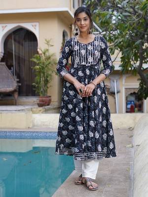 Jaitpuriya women black printed anarkali kurta 5