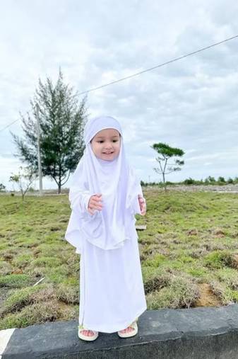Kids or Children or Girls Jilbab Abaya or Burqa Beautiful Self Design White Crepe Islamic Jilbab Abaya for Kids