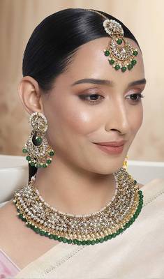 Traditional Kundan Pearl Wedding Choker Necklace Set Earrings & Maang Tikka for Women  1