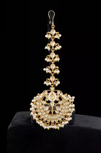 Gold finish kundan maangtika