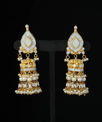 Gold finish kundan and mother of pearls necklace set 3