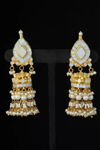 Gold finish kundan and mother of pearls necklace set
