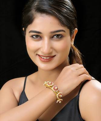 Red gold finish kundan pochi 1