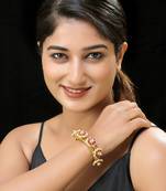 Red gold finish kundan pochi