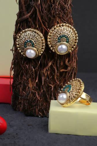 Gold-plated pearl jewellery set