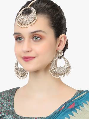 Gold-plated handcrafted yellow maang tikka with earrings 3