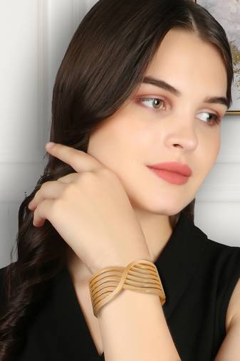 Women gold plated textured bracelet